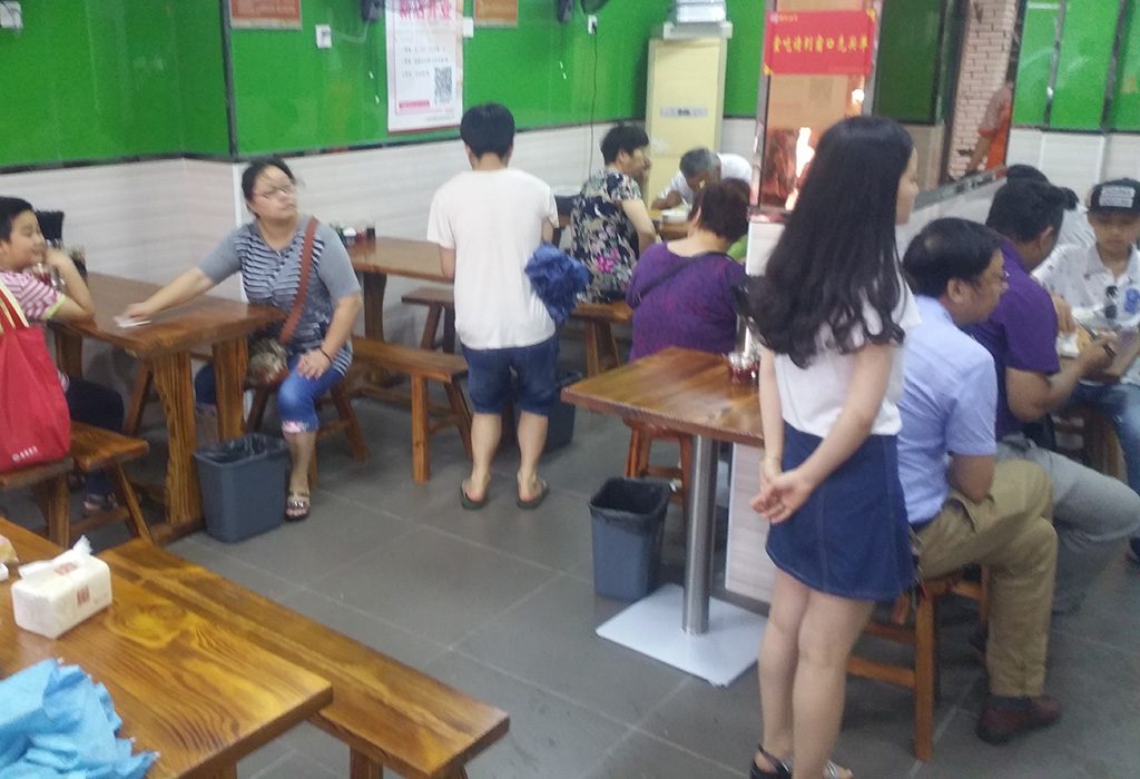 张记油条门店内堂